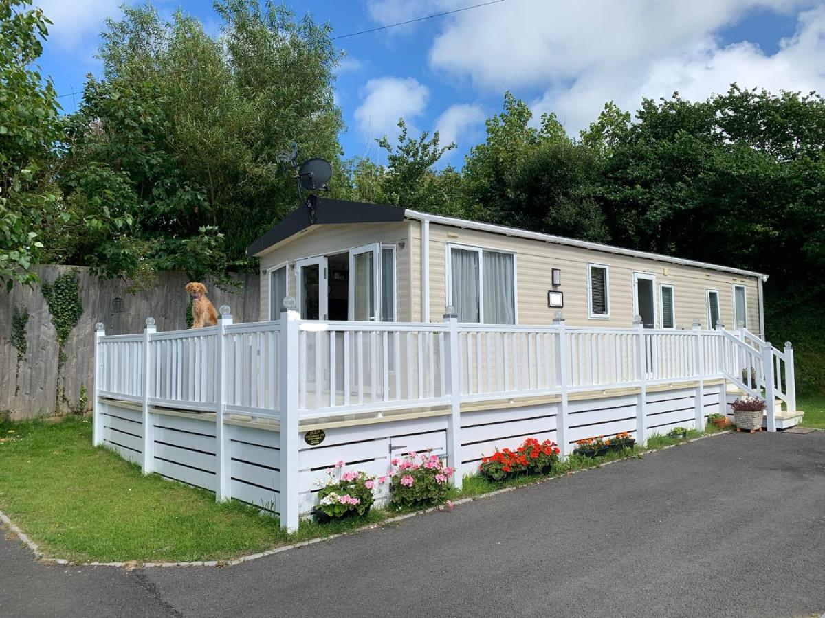 Molly's Retreat: Pet-Friendly Caravan with Garden at Newquay Bay Resort Exterior photo