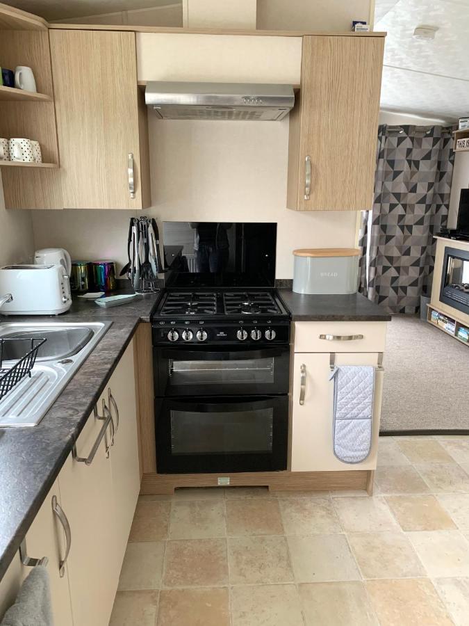 Molly's Retreat: Pet-Friendly Caravan with Garden at Newquay Bay Resort Exterior photo