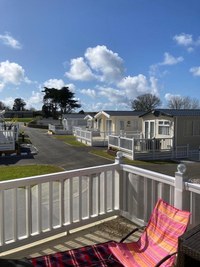 Molly's Retreat: Pet-Friendly Caravan with Garden at Newquay Bay Resort Exterior photo