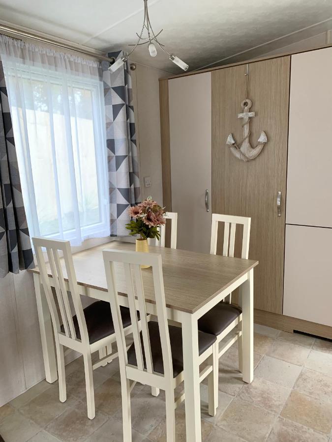 Molly's Retreat: Pet-Friendly Caravan with Garden at Newquay Bay Resort Exterior photo