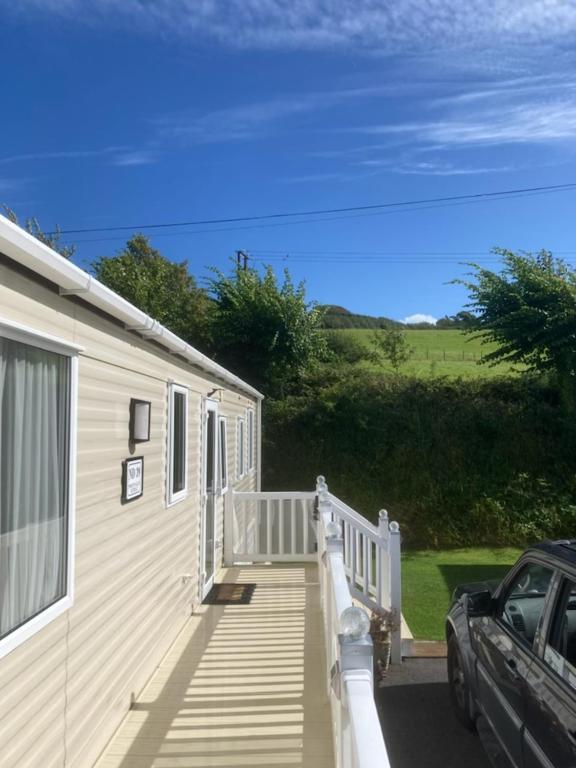 Molly's Retreat: Pet-Friendly Caravan with Garden at Newquay Bay Resort Exterior photo