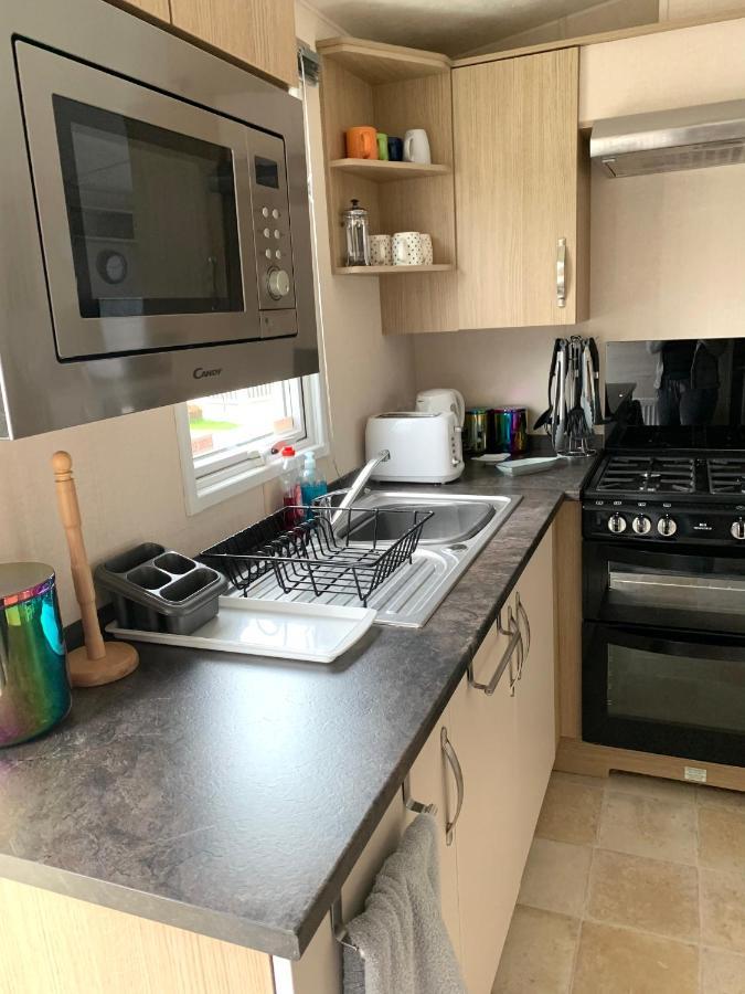 Molly's Retreat: Pet-Friendly Caravan with Garden at Newquay Bay Resort Exterior photo