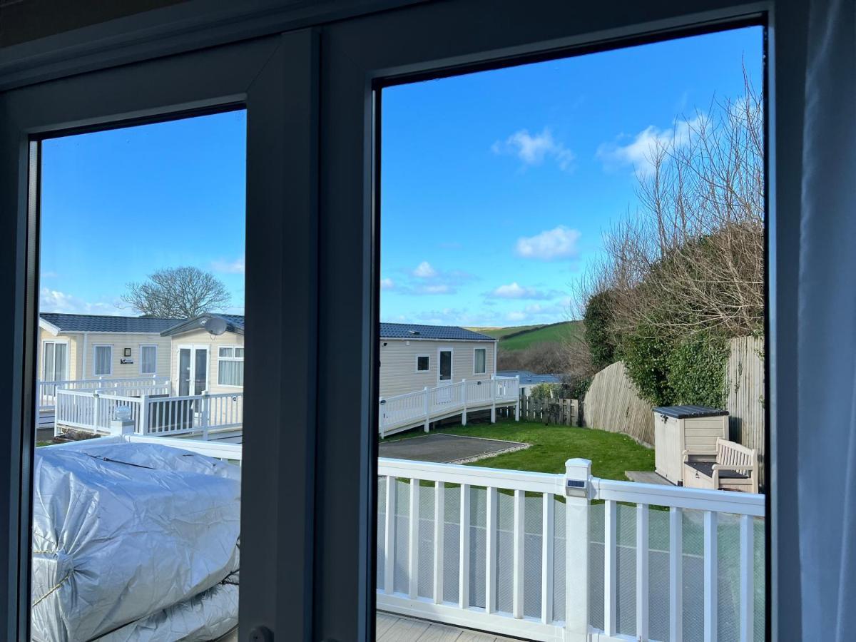 Molly's Retreat: Pet-Friendly Caravan with Garden at Newquay Bay Resort Exterior photo