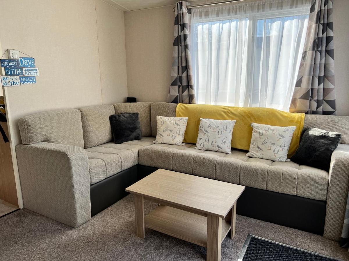 Molly's Retreat: Pet-Friendly Caravan with Garden at Newquay Bay Resort Exterior photo