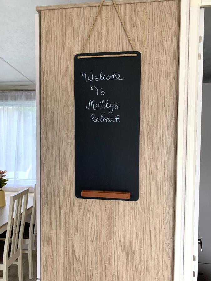 Molly's Retreat: Pet-Friendly Caravan with Garden at Newquay Bay Resort Exterior photo