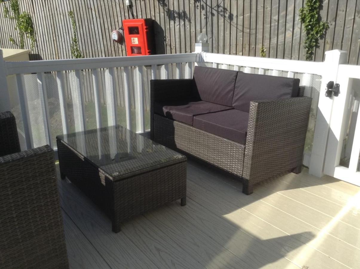 Molly's Retreat: Pet-Friendly Caravan with Garden at Newquay Bay Resort Exterior photo