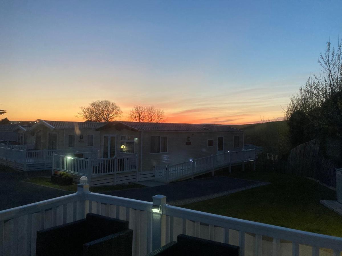 Molly's Retreat: Pet-Friendly Caravan with Garden at Newquay Bay Resort Exterior photo