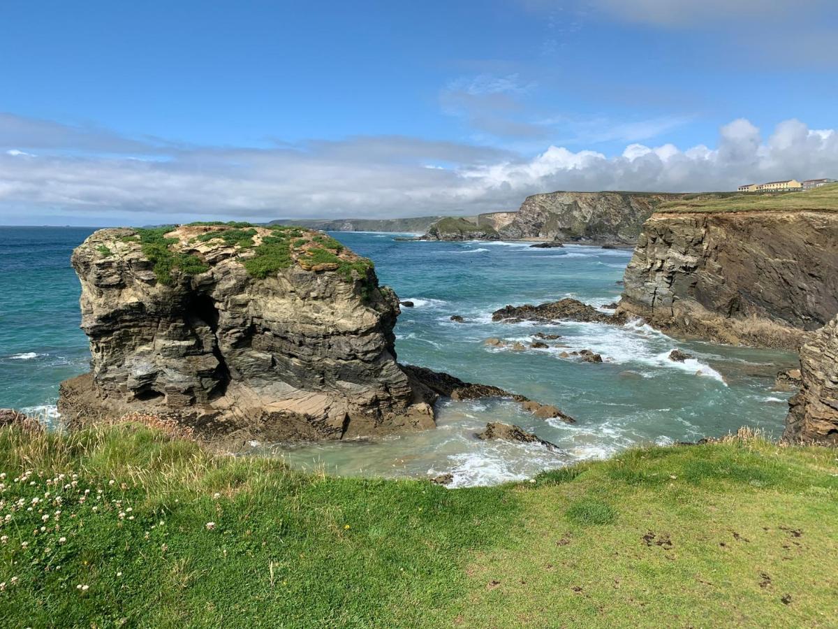 Molly's Retreat: Pet-Friendly Caravan with Garden at Newquay Bay Resort Exterior photo