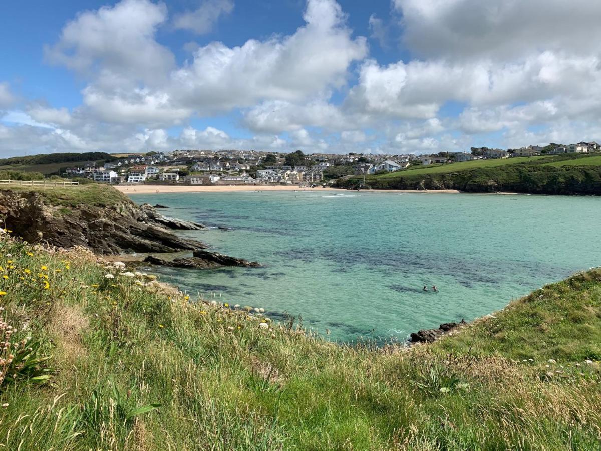 Molly's Retreat: Pet-Friendly Caravan with Garden at Newquay Bay Resort Exterior photo